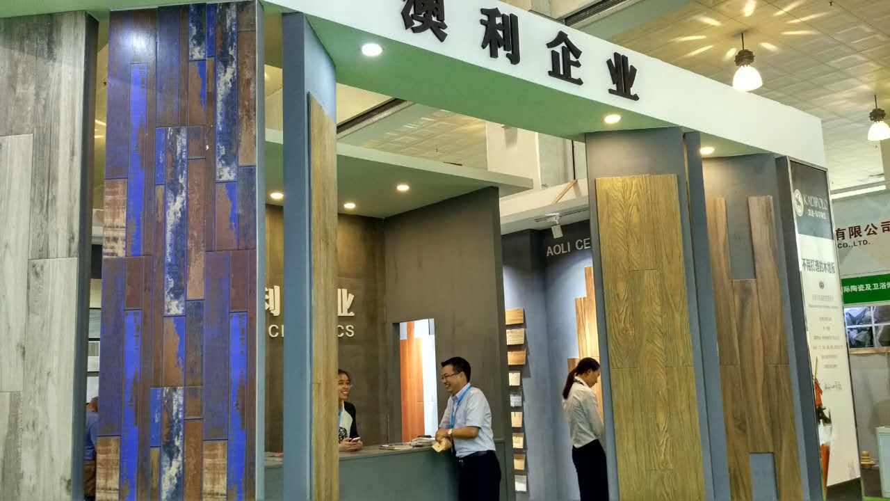 ��ֱ���ղ���������������һ��Ļ�ɫľ�y��һʯ����