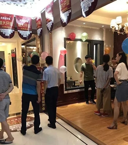 4 業主絡繹不絕選購產品.jpg