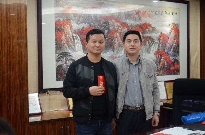 4用“從不言棄”一詞形容陳賀,是最好不過。遇到困難時(shí),他第一時(shí)間是分析現(xiàn)狀,找解決問題的方法,再耐心地引導(dǎo)客戶去應(yīng)對(duì)當(dāng)前