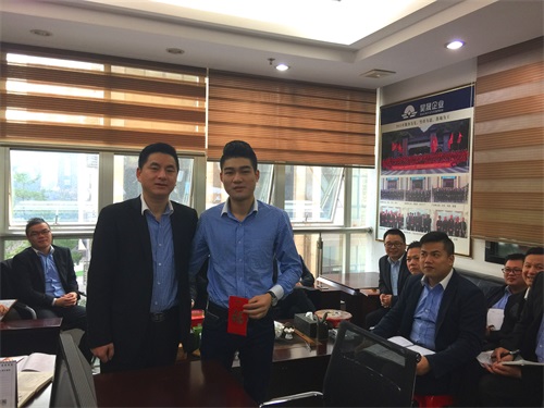 7富有活力,是這位90后的小伙子最大的標(biāo)簽。每月對(duì)新老客戶的回訪從不間斷,為新客戶詳細(xì)介紹公司的資歷、實(shí)力;協(xié)助老客戶精