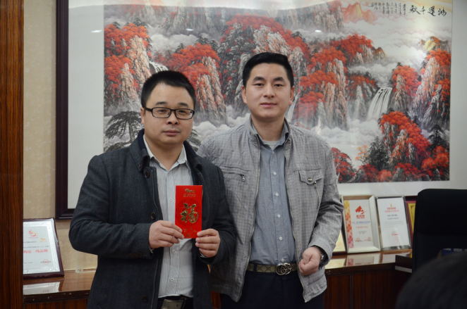 面對(duì)當(dāng)前陶企的大環(huán)境,大多數(shù)意向客戶的態(tài)度都相當(dāng)保守,如何讓他們認(rèn)同壹號(hào)品牌、認(rèn)同你,是關(guān)鍵。而他,正是憑借真誠二字,讓