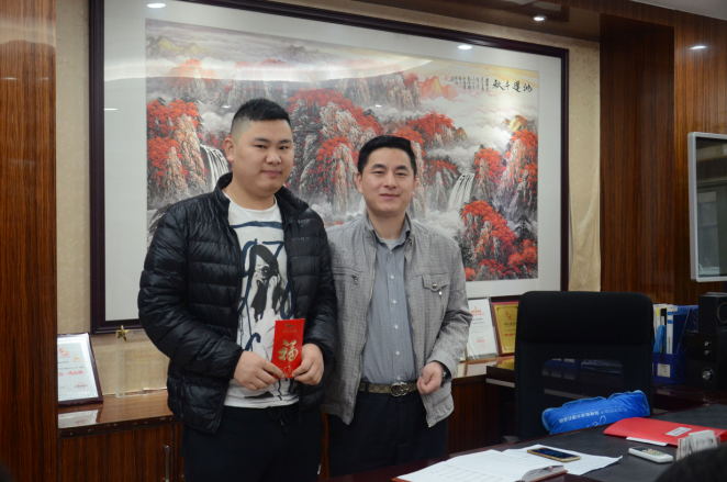 6堅(jiān)韌,是對(duì)朱偉最好的評(píng)價(jià),作為業(yè)務(wù)人員,跑工地已是家常便飯,但要是想客戶把工程交給你,售后服務(wù)要做的完善,每當(dāng)客戶遇到