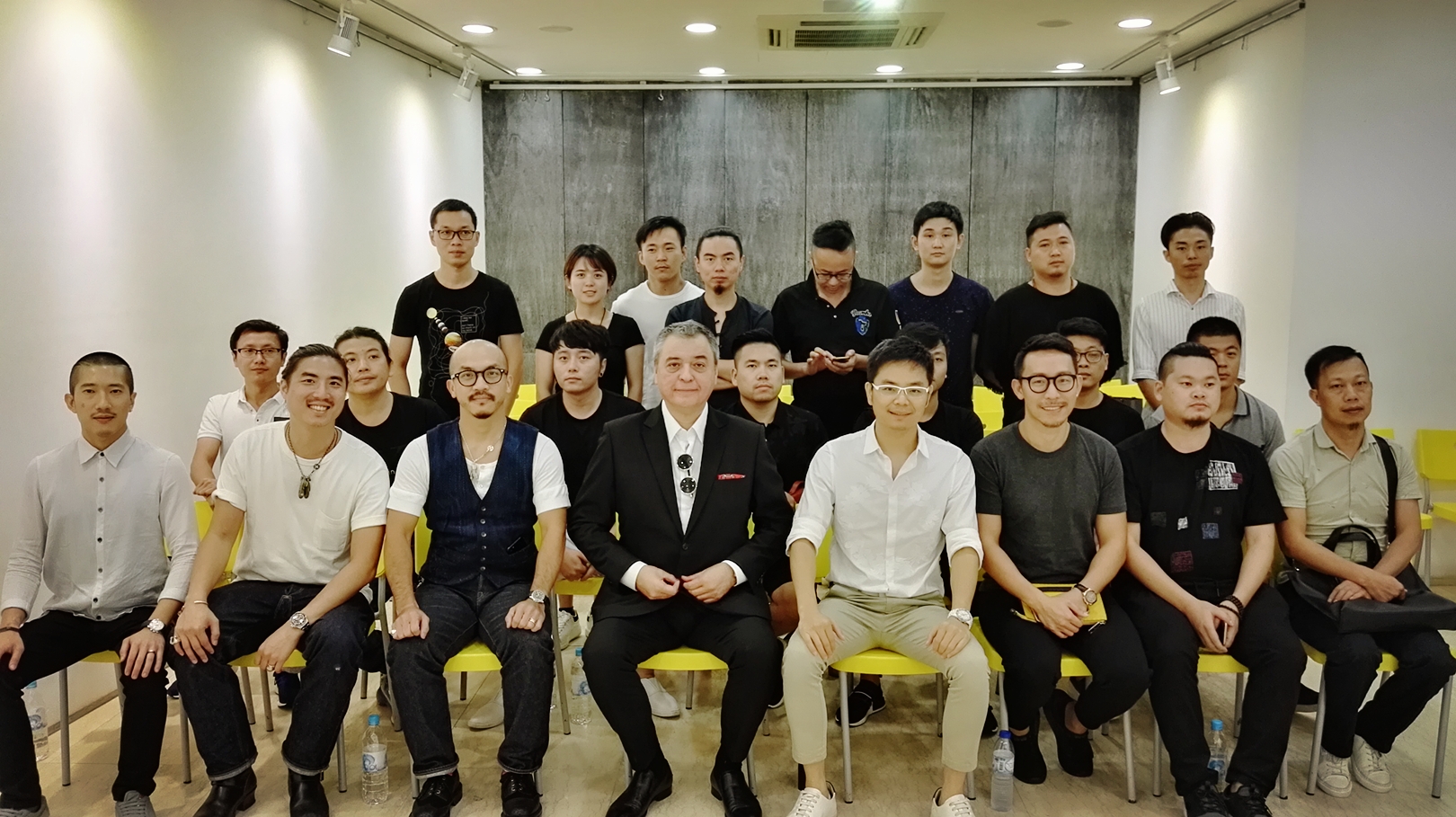 5 設(shè)計師們在馬若龍工作室合影.jpg