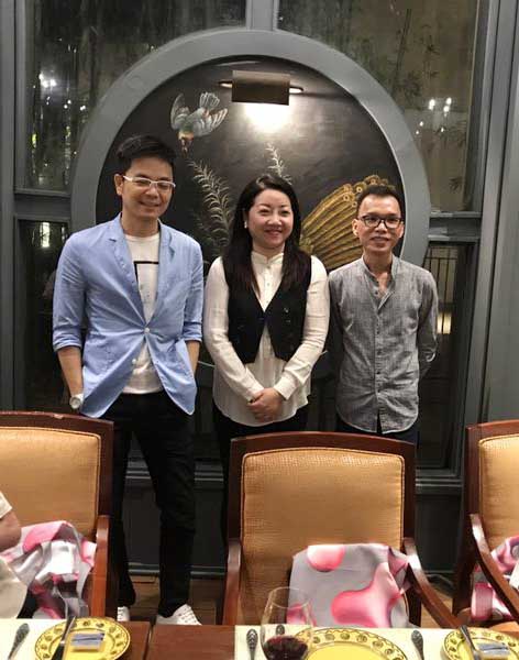 12 超盈文化執(zhí)行總裁江陽(中)與大唐合盛品牌市場中心總經(jīng)理符竣雄(右)覃思(左)在晚宴現(xiàn)場合影.jpg