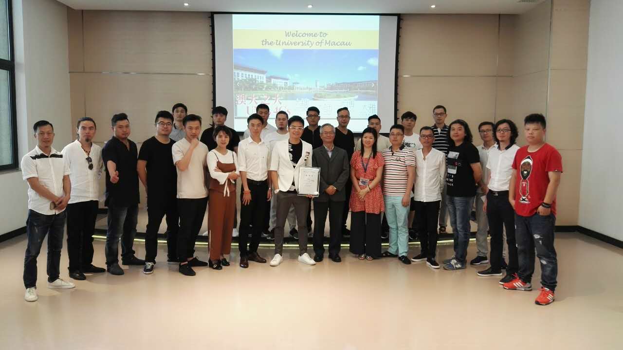 19 蘇育洲先生與設(shè)計師合影.jpg