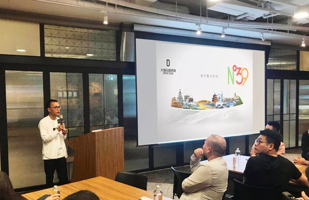4.大唐合盛瓷磚品牌市場中心總經(jīng)理符竣雄向兩岸設計師介紹N°39webp.jpg